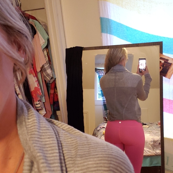 Lululemon longsleeve shirt size 6. - Picture 3 of 7